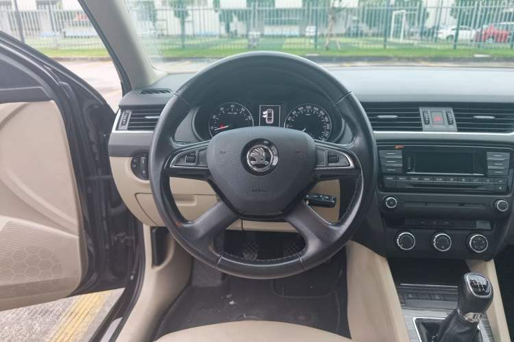 Used Skoda Octavia 2015 1.6L Manual Yijun Edition Steering Wheel