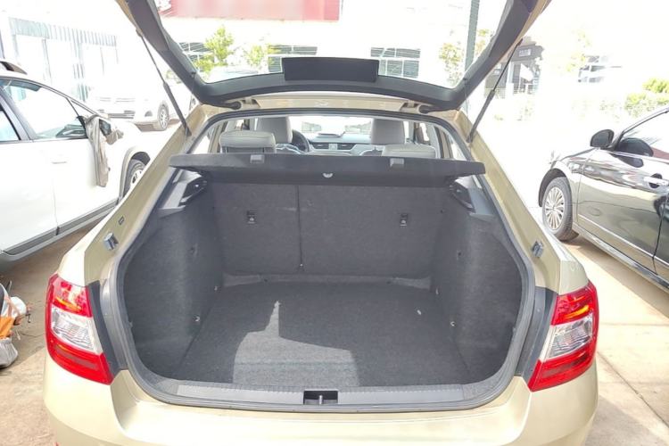 Used Skoda Octavia 2015 1.6L Automatic Yijie Edition Trunk