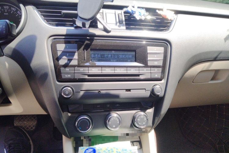 Used Skoda Octavia 2015 1.6L Automatic Yijie Edition Audio And AC Panel