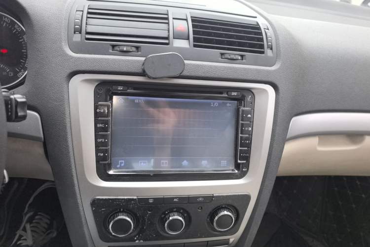 Used Skoda Octavia 2015 Classic Model 1.6L Manual Yijie Edition Audio And AC Panel