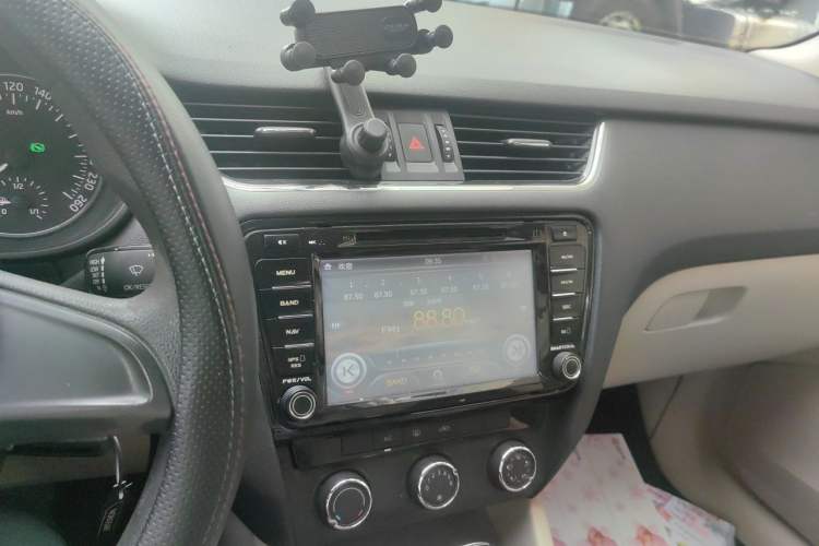 Used Skoda Octavia 2015 1.6L Automatic Yijie Edition Audio And AC Panel