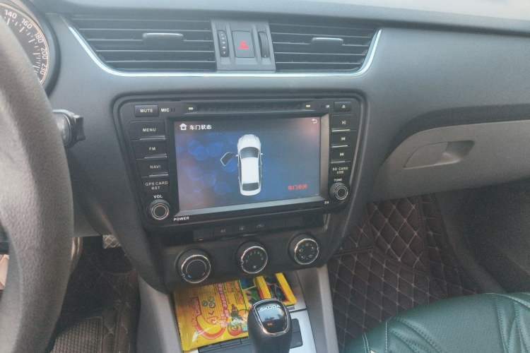 Used Skoda Octavia 2015 1.6L Automatic Yijie Edition Audio And AC Panel