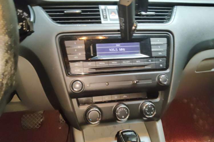 Used Skoda Octavia 2015 1.6L Automatic Yijie Edition Audio And AC Panel