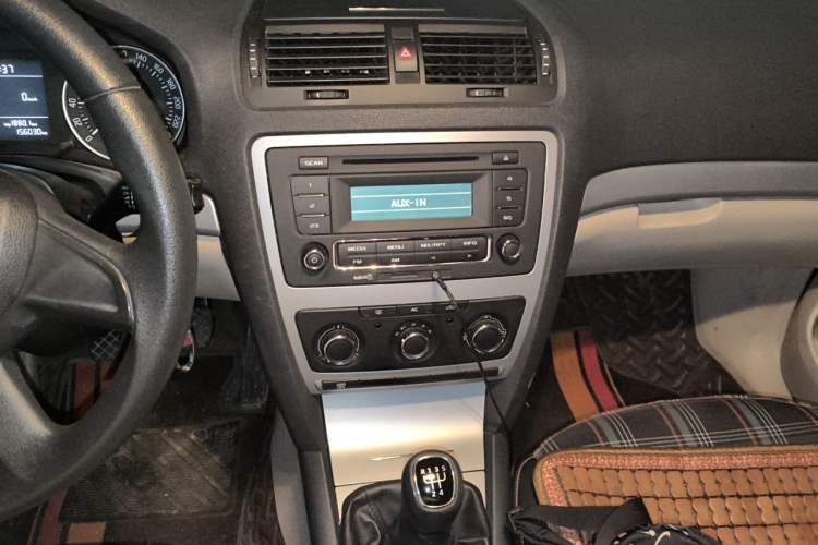 Used Skoda Octavia 2015 Classic Model 1.6L Manual Yijie Edition Audio And AC Panel