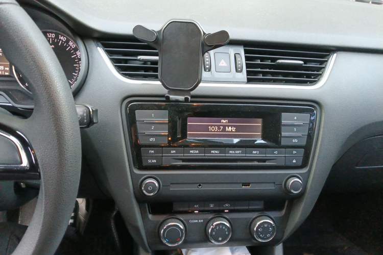 Used Skoda Octavia 2015 1.6L Automatic Yijie Edition Audio And AC Panel