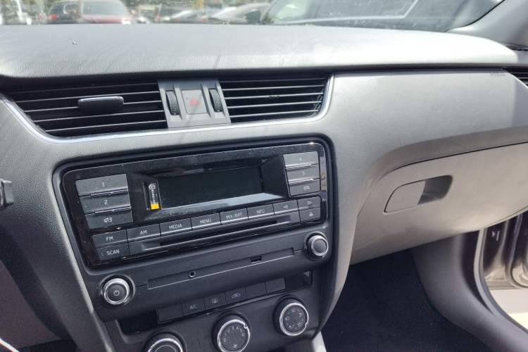 Used Skoda Octavia 2015 1.6L Automatic Yijie Edition Audio And AC Panel
