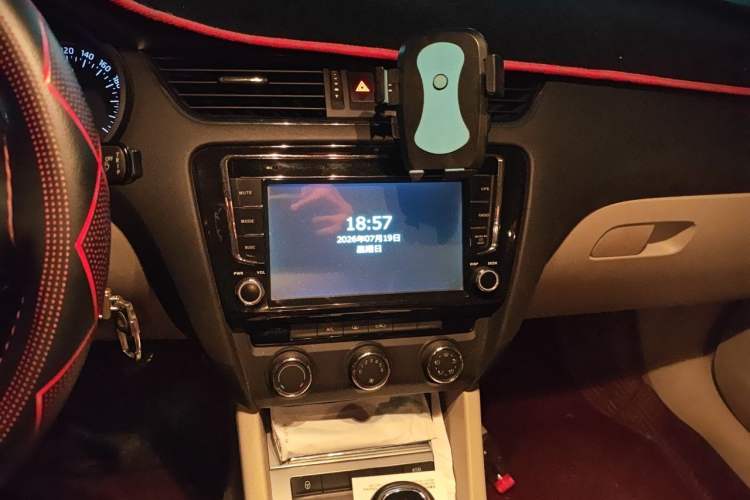 Used Skoda Octavia 2015 1.6L Manual Yijie Edition Audio And AC Panel