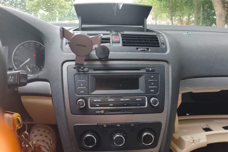 Used Skoda Octavia 2015 Classic Model 1.6L Automatic Yijie Version Audio And AC Panel