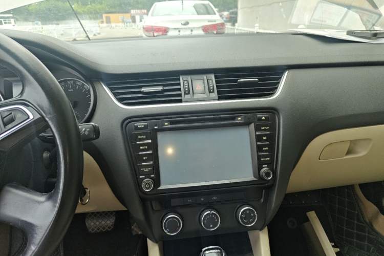 Used Skoda Octavia 2015 1.6L Automatic Yijun Edition Audio And AC Panel