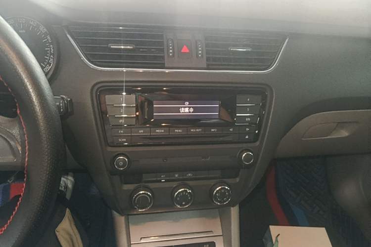 Used Skoda Octavia 2015 1.6L Manual Yijie Edition Audio And AC Panel