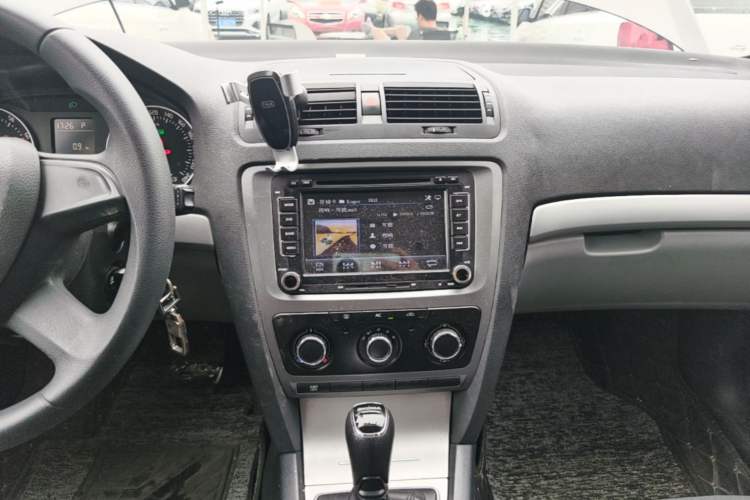 Used Skoda Octavia 2015 Classic Model 1.6L Automatic Elegance Edition Audio And AC Panel