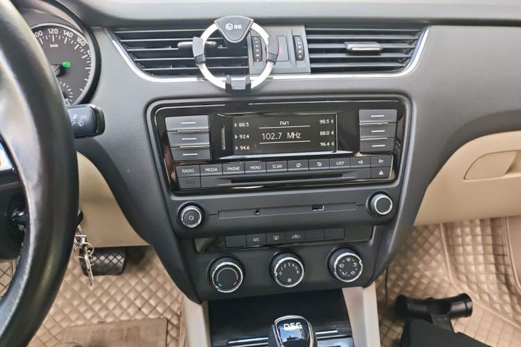 Used Skoda Octavia 2015 1.4TSI DSG Yijun Edition Audio And AC Panel