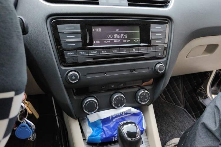 Used Skoda Octavia 2015 1.6L Automatic Yijun Edition Audio And AC Panel