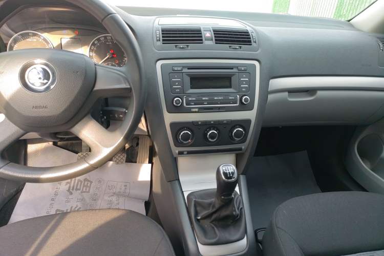 Used Skoda Octavia 2015 Classic Model 1.6L Manual Eado Version Audio And AC Panel