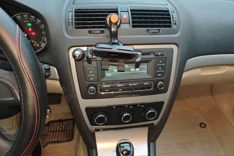 Used Skoda Octavia 2015 Classic Model 1.6L Automatic Yijie Version Audio And AC Panel