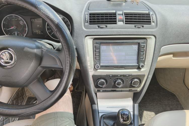Used Skoda Octavia 2015 Classic Model 1.6L Manual Yijie Edition Audio And AC Panel