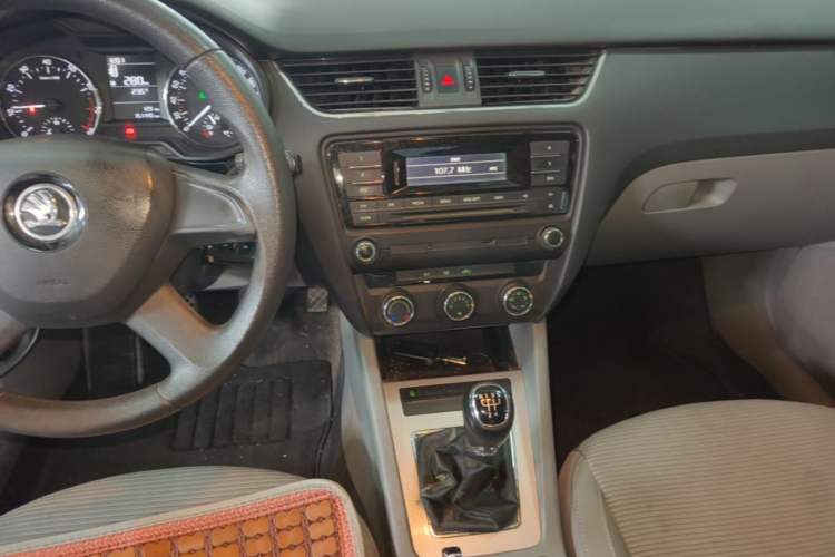 Used Skoda Octavia 2015 1.6L Manual Yijie Edition Audio And AC Panel