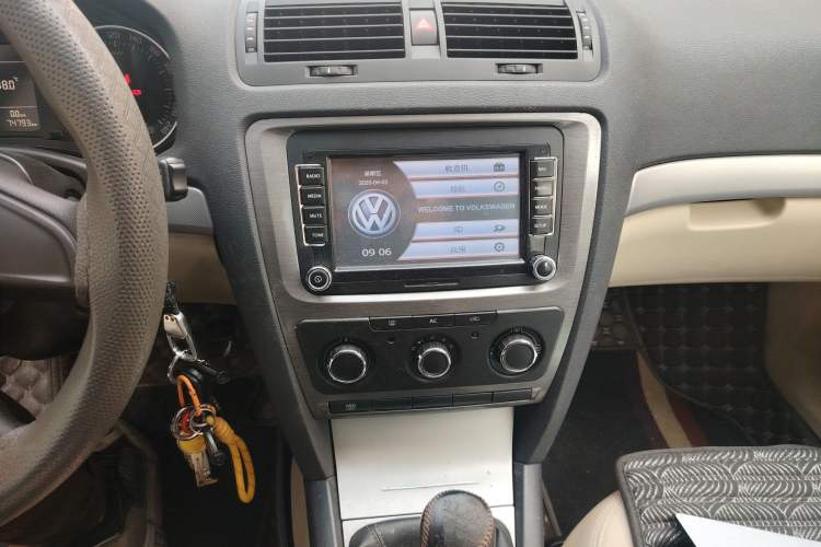 Used Skoda Octavia 2015 Classic Model 1.6L Manual Yijie Edition Audio And AC Panel