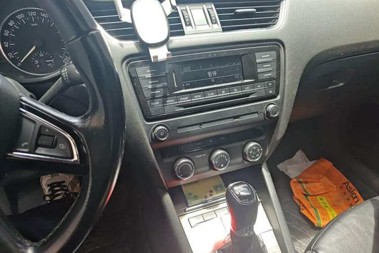 Used Skoda Octavia 2015 1.6L Automatic Yijun Edition Audio And AC Panel