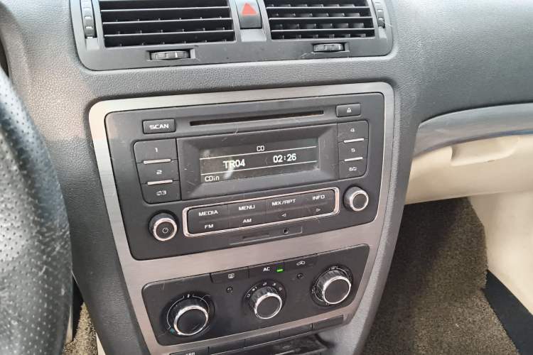 Used Skoda Octavia 2015 Classic Model 1.6L Automatic Yijie Version Audio And AC Panel