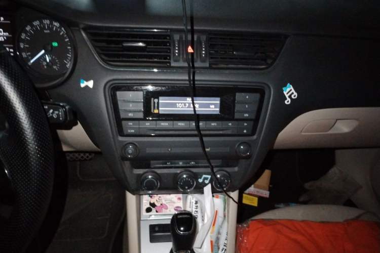 Used Skoda Octavia 2015 1.6L Automatic Yijie Edition Audio And AC Panel