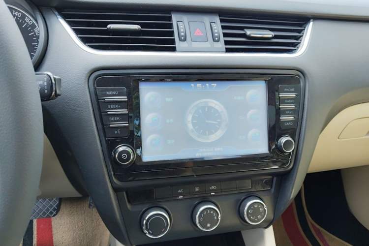 Used Skoda Octavia 2015 1.6L Automatic Yijie Edition Audio And AC Panel