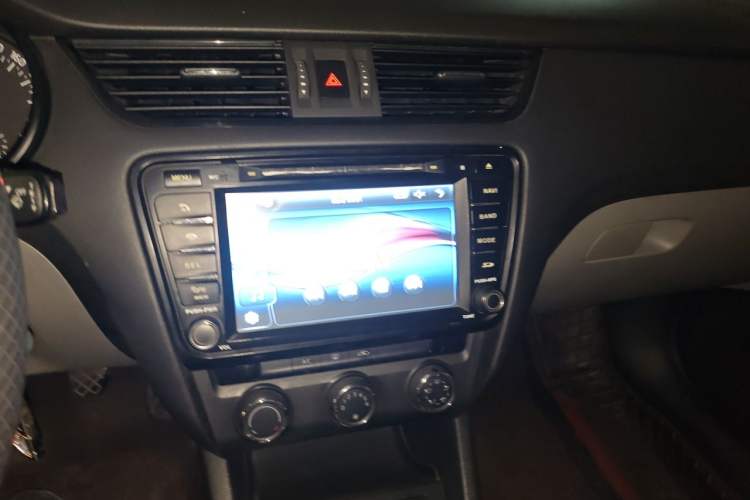Used Skoda Octavia 2015 1.6L Manual Eado Edition Audio And AC Panel