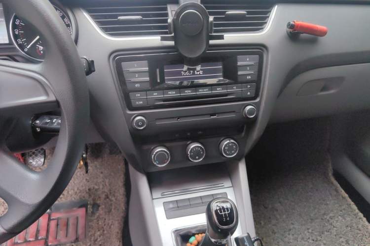 Used Skoda Octavia 2015 1.6L Manual Yijie Edition Audio And AC Panel