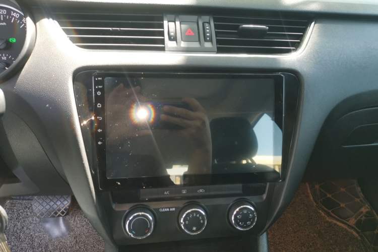 Used Skoda Octavia 2015 1.6L Automatic Yijun Edition Audio And AC Panel