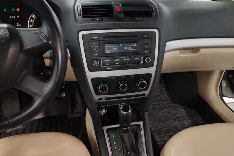 Used Skoda Octavia 2015 Classic Model 1.6L Automatic Elegance Edition Audio And AC Panel
