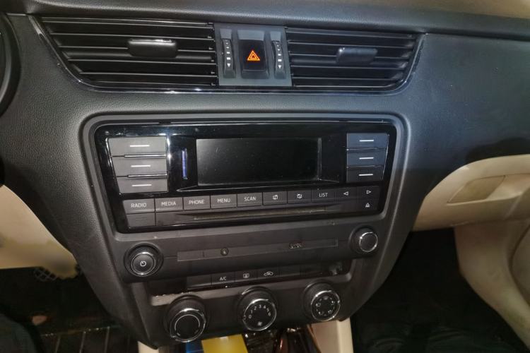 Used Skoda Octavia 2015 1.6L Automatic Yijun Edition Audio And AC Panel