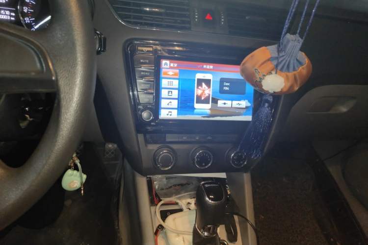 Used Skoda Octavia 2015 1.6L Automatic Yijie Edition Audio And AC Panel