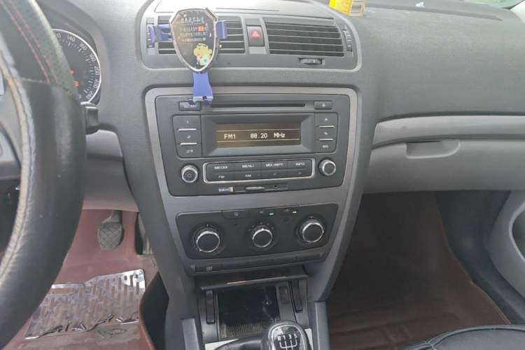 Used Skoda Octavia 2015 Classic Model 1.6L Manual Yijie Edition Audio And AC Panel