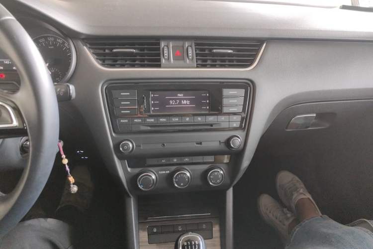 Used Skoda Octavia 2015 1.6L Manual Yijun Edition Audio And AC Panel