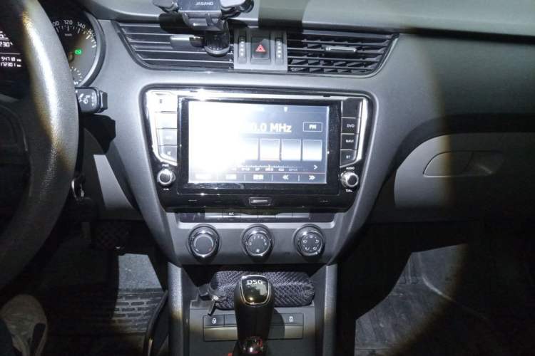 Used Skoda Octavia 2015 1.4TSI DSG Eado Edition Audio And AC Panel