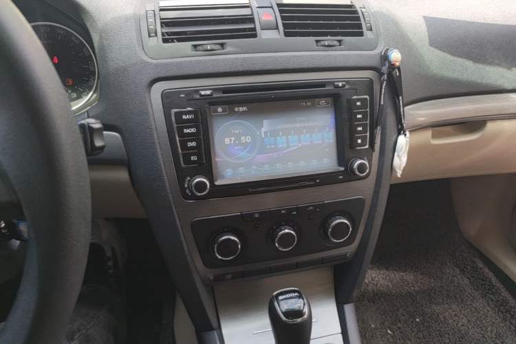 Used Skoda Octavia 2015 Classic Model 1.6L Automatic Yijie Version Audio And AC Panel