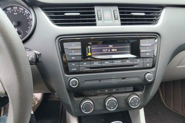 Used Skoda Octavia 2015 1.6L Automatic Yijie Edition Audio And AC Panel