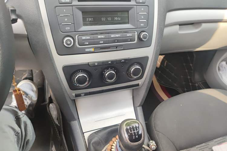 Used Skoda Octavia 2015 Classic Model 1.6L Manual Yijie Edition Audio And AC Panel