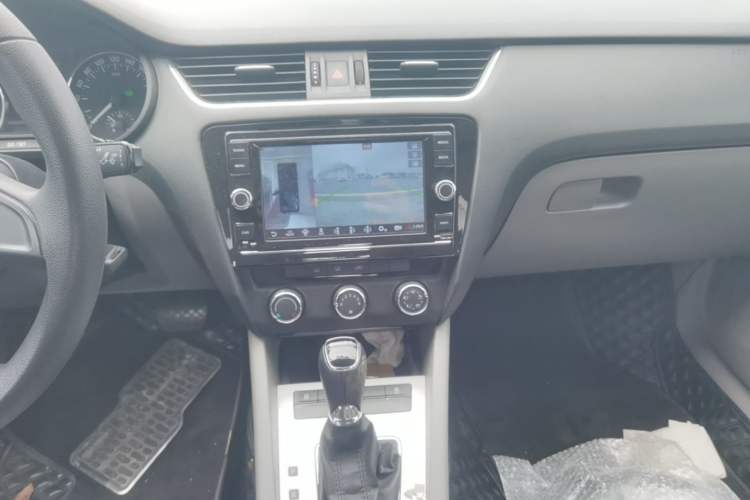 Used Skoda Octavia 2015 1.6L Automatic Yijie Edition Audio And AC Panel