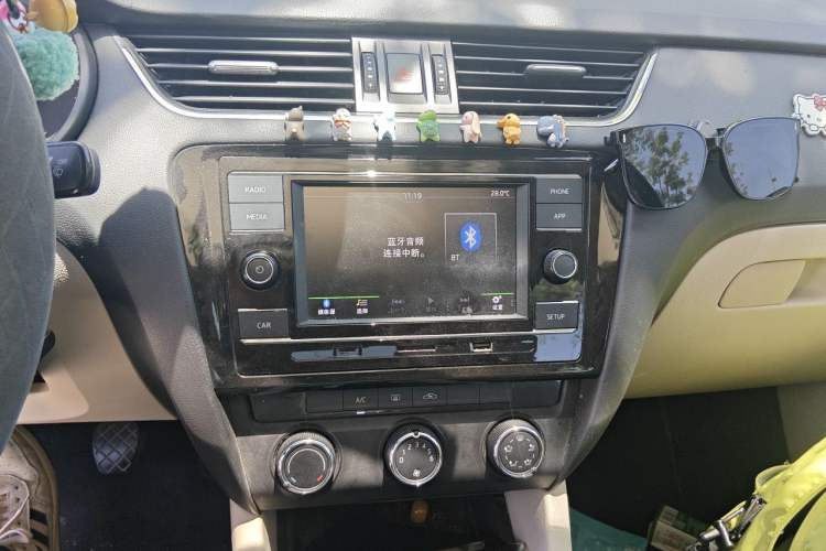 Used Skoda Octavia 2015 1.6L Manual Yijun Edition Audio And AC Panel