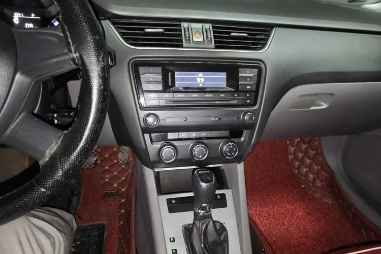 Used Skoda Octavia 2015 1.6L Automatic Yijie Edition Audio And AC Panel