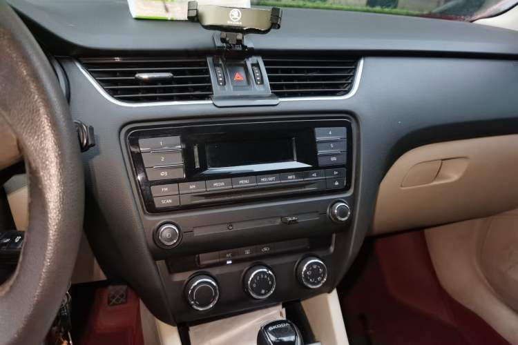 Used Skoda Octavia 2015 1.6L Automatic Yijie Edition Audio And AC Panel