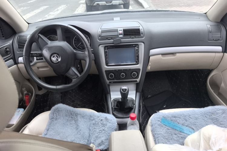Used Skoda Octavia 2015 Classic Model 1.6L Manual Yijie Edition Center Console