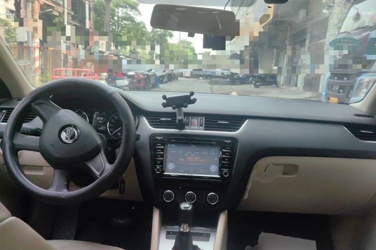 Used Skoda Octavia 2015 1.6L Automatic Yijie Edition Center Console