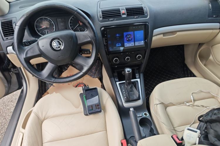 Used Skoda Octavia 2015 Classic Model 1.6L Automatic Yijie Version Center Console
