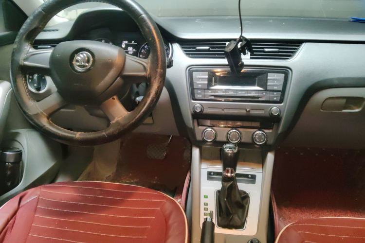 Used Skoda Octavia 2015 1.6L Automatic Yijie Edition Center Console