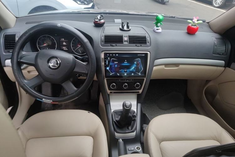 Used Skoda Octavia 2015 Classic Model 1.6L Manual Yijie Edition Center Console