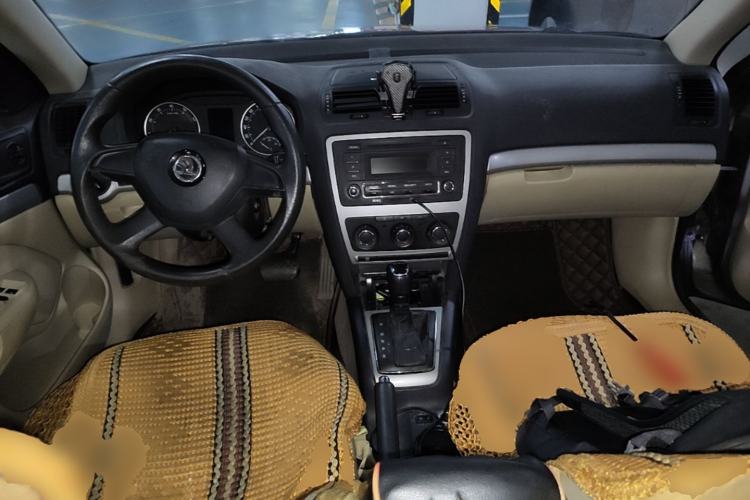 Used Skoda Octavia 2015 Classic Model 1.6L Automatic Yijie Version Center Console