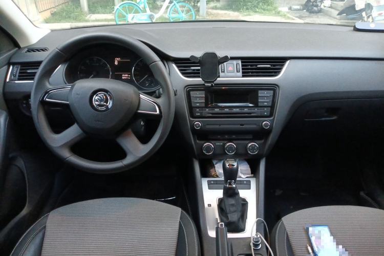 Used Skoda Octavia 2015 1.6L Automatic Yijie Edition Center Console
