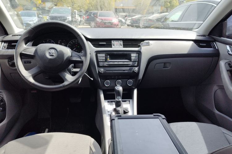 Used Skoda Octavia 2015 1.6L Automatic Yijie Edition Center Console